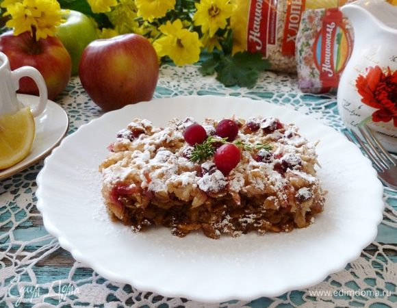 Запеканка из овсяных хлопьев с яблоками и клюквой