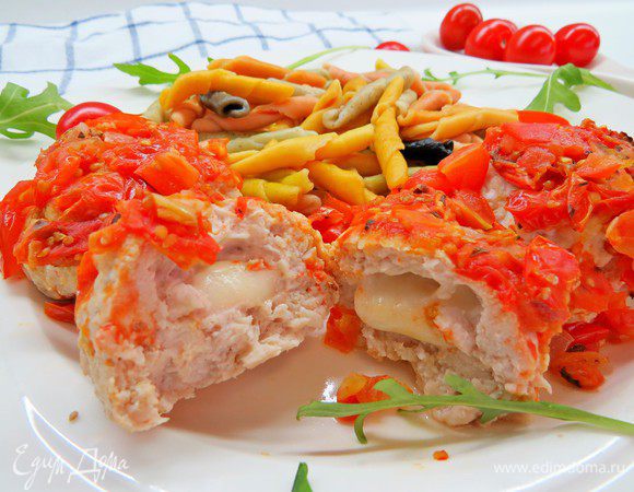 Тефтели из индейки с моцареллой в томатном соусе