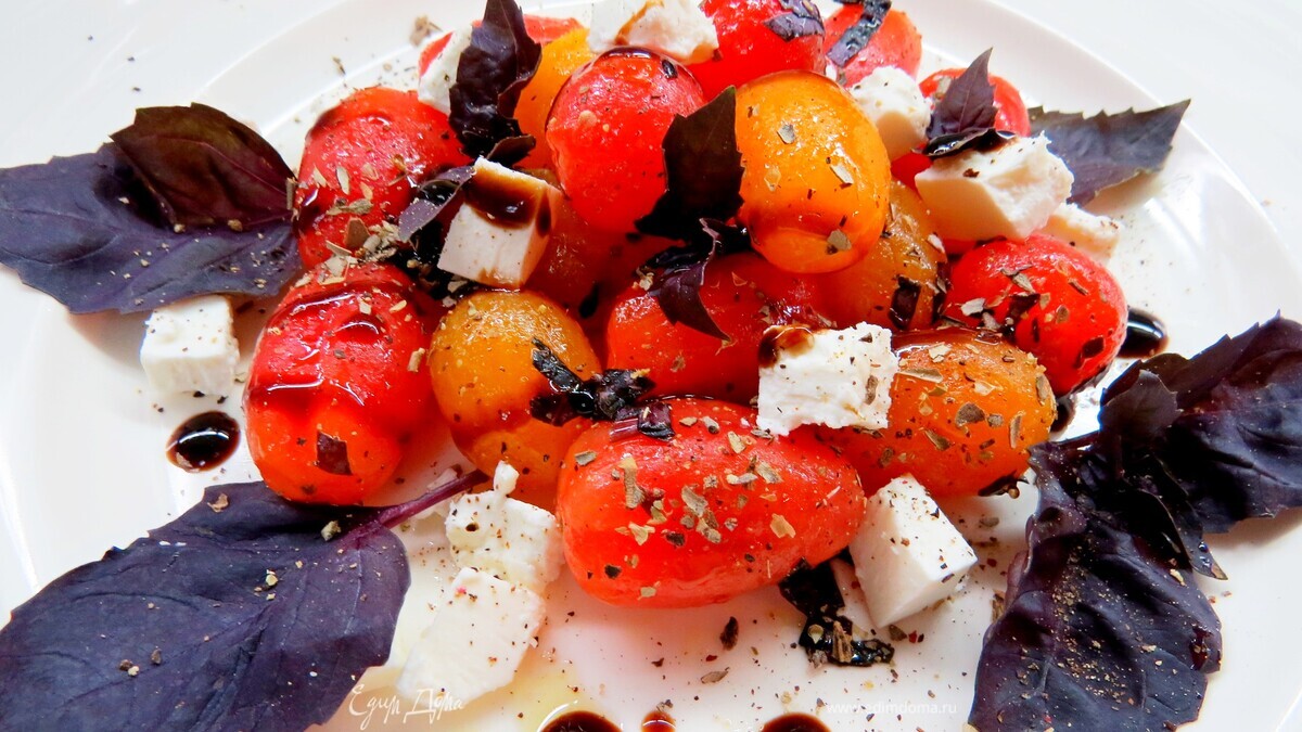 Салат из помидоров с сыром фета