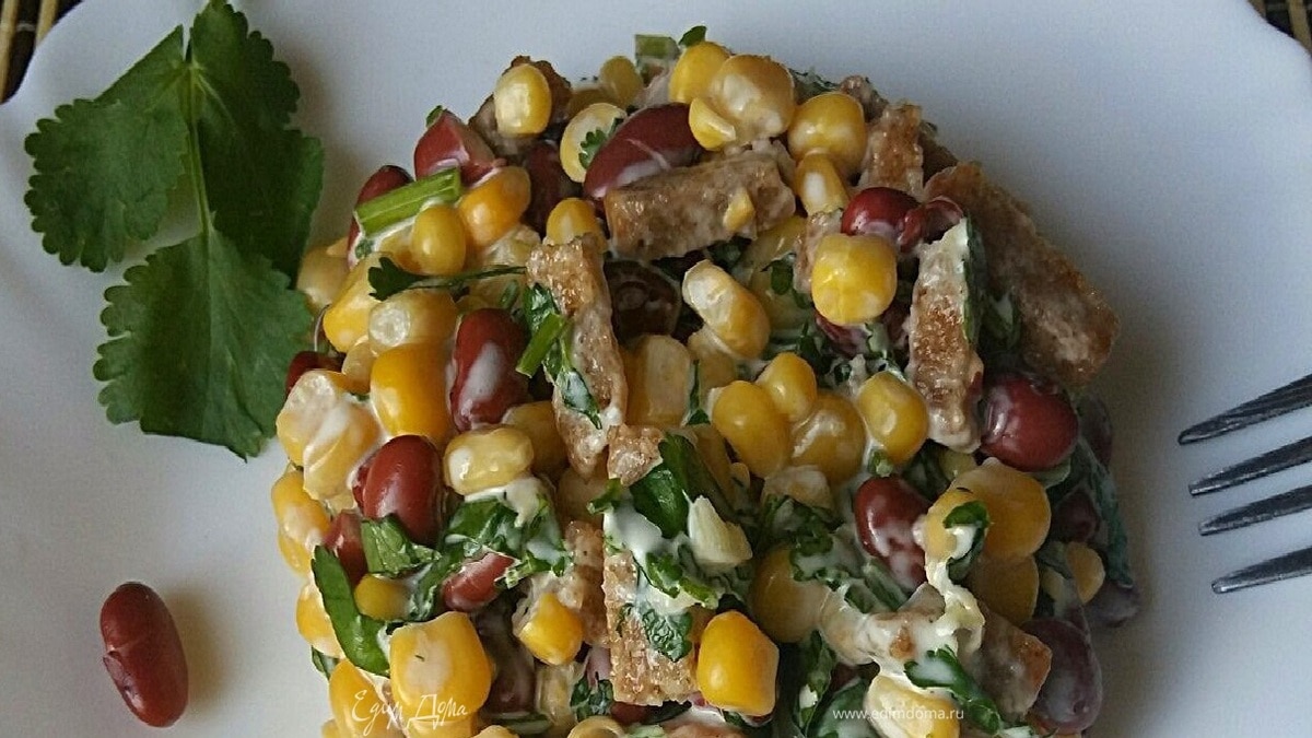 Салат с фасолью и сухариками