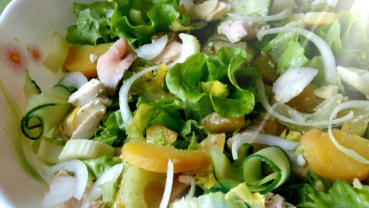 Салат с куриной грудкой и картофелем