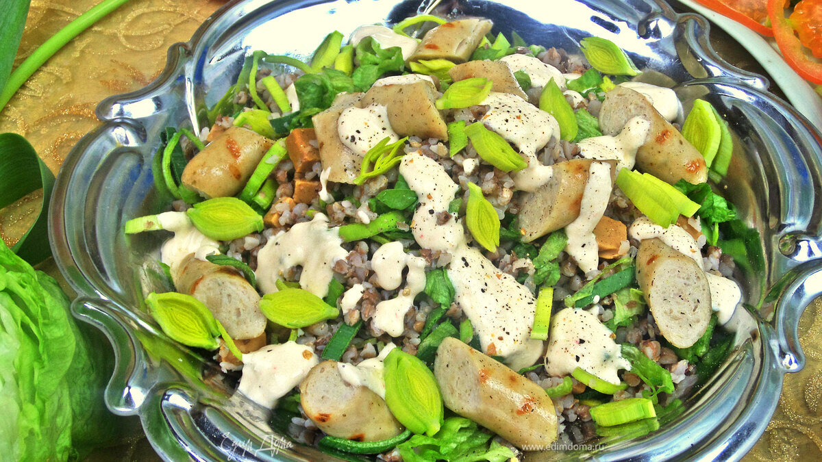 Теплый салат из гречки с колбасками и сыром