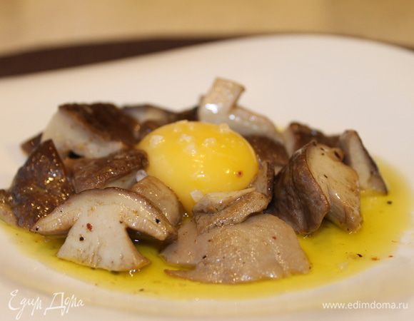 Жареные лесные грибы в соусе с трюфельным маслом