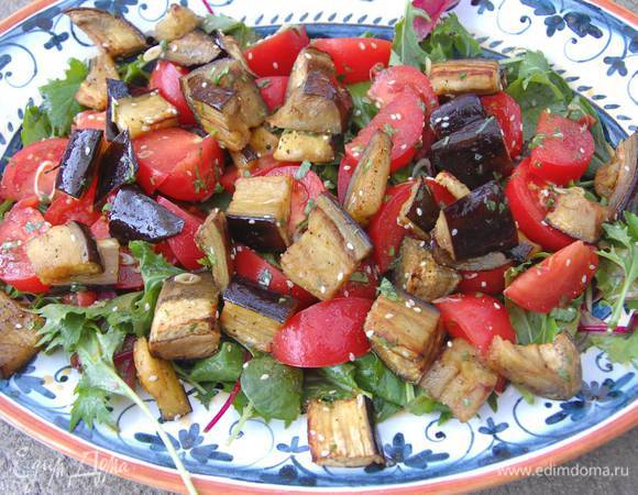 Японский салат с запеченными баклажанами и помидорами