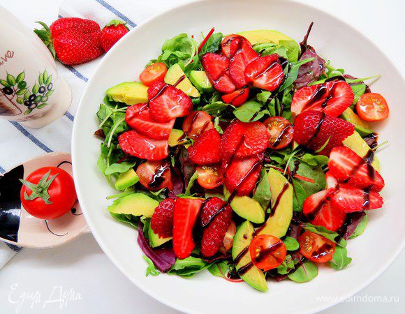 Салат с авокадо, черри и клубникой