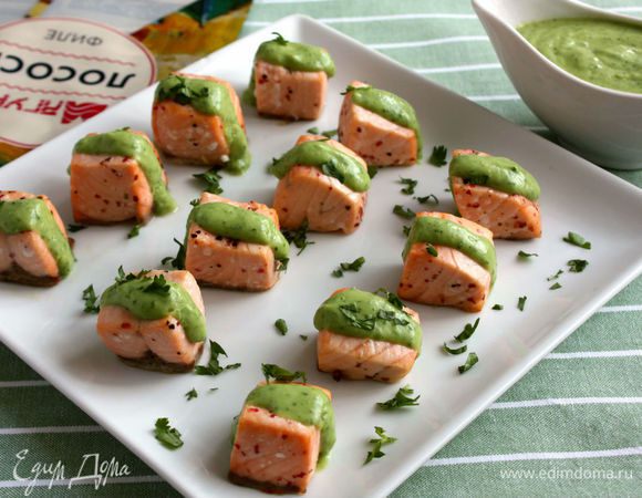 Чилийский лосось с соусом из авокадо