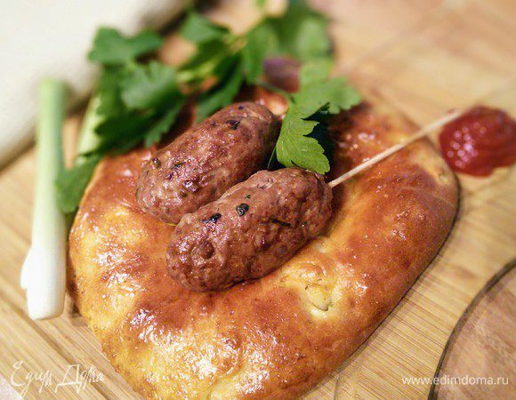 Кебаб на лепешке с начинкой из яиц