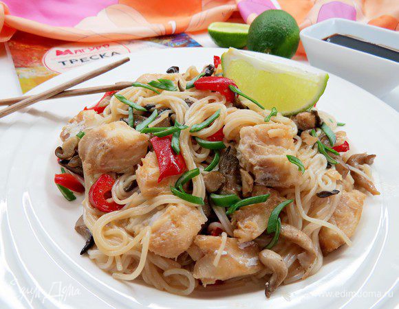 Китайская рисовая лапша с имбирной рыбой Китайская рисовая лапша с имбирной рыбой