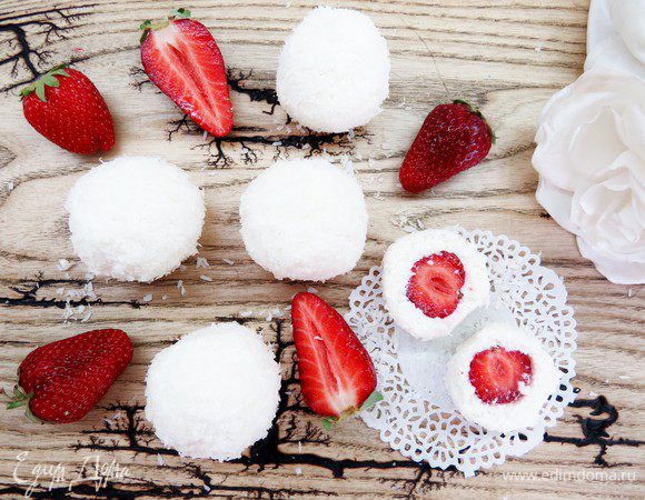 Кокосовые творожные снежки с клубникой