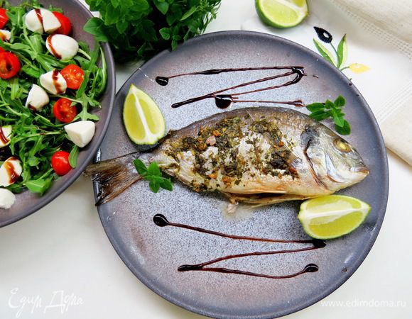 Дорада на оливковом масле с базиликом, лаймом и чесноком