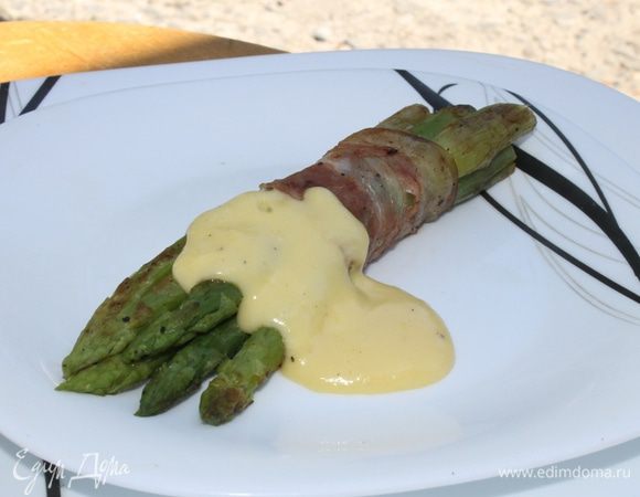 Спаржа с беконом на гриле под голландским соусом