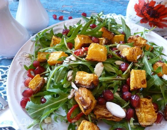 Зеленый салат с запеченной тыквой, гранатом и миндалем