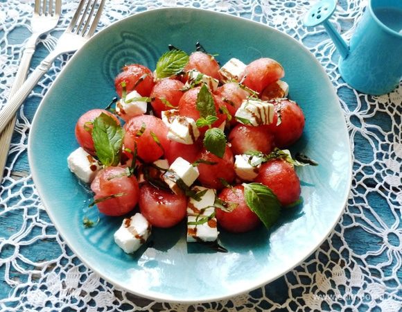 Салат из арбуза и фетаксы Салат из арбуза и фетаксы