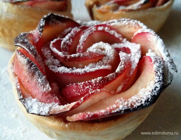 Чайные розочки в слоеном тесте