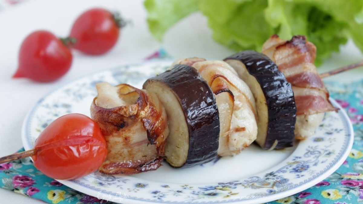 Шашлык из куриной грудки с беконом