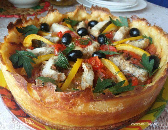 Треска с овощами в картофельной тарелке Треска с овощами в картофельной тарелке