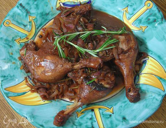 Утиные ножки в пряном луковом соусе