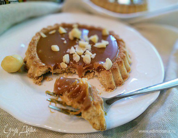 Тарталетки с карамельным соусом и макадамией
