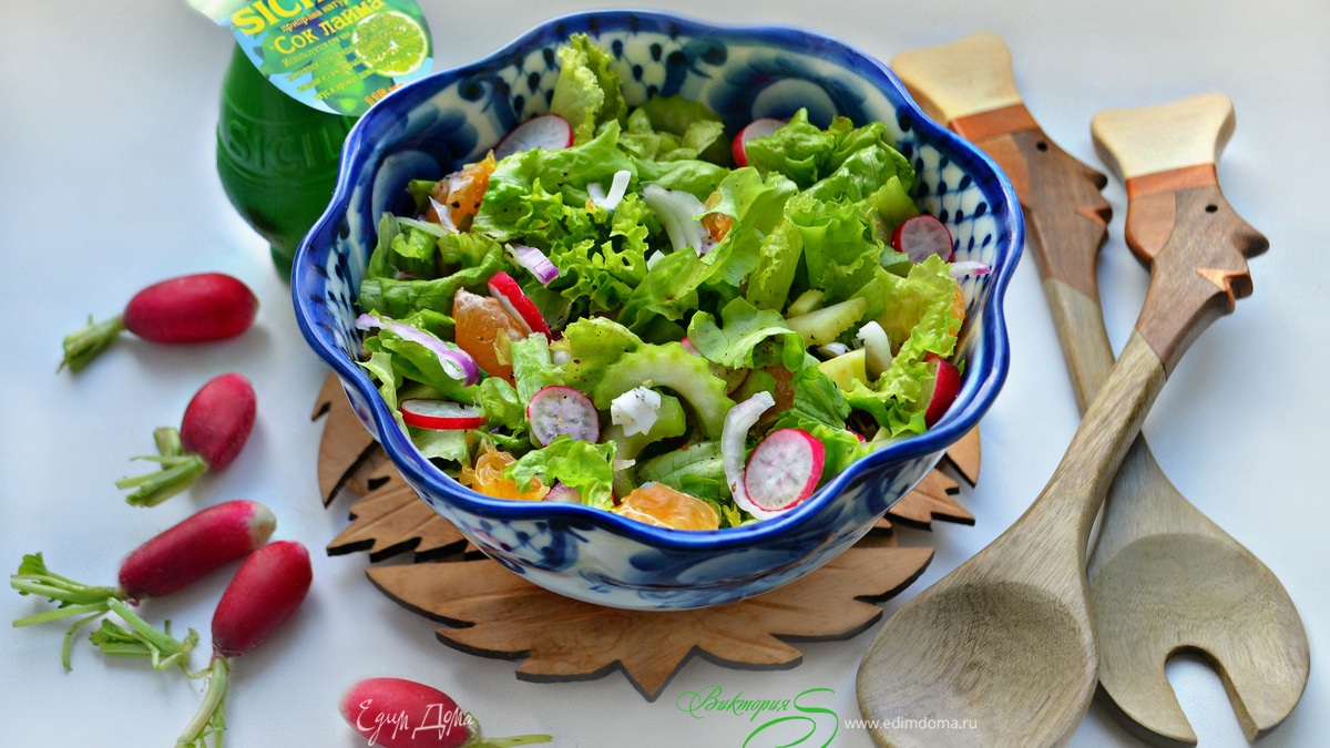 Овощной салат с редисом и мандаринами