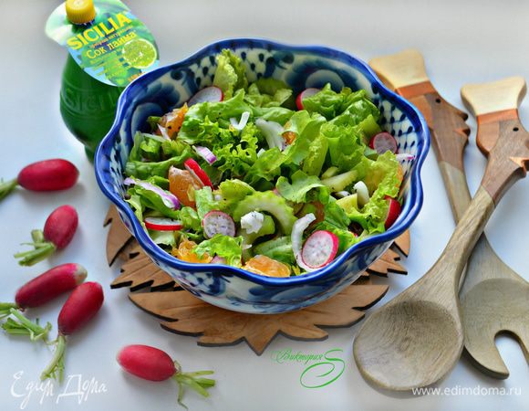 Овощной салат с редисом и мандаринами