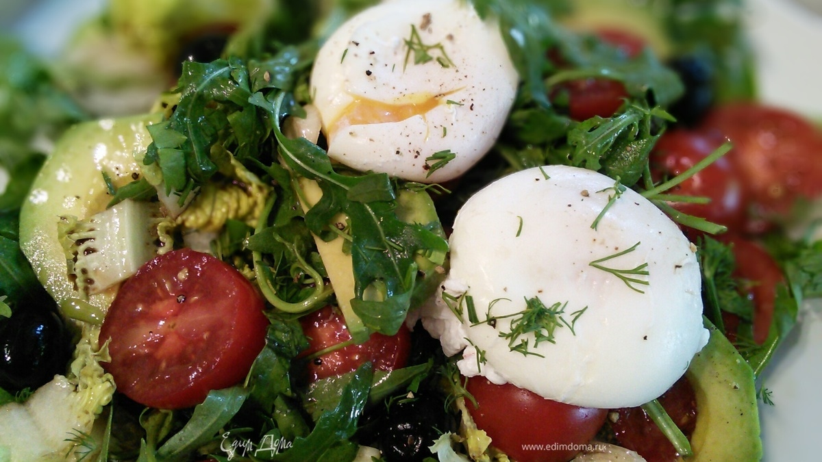 Салат с авокадо и яйцом пашот