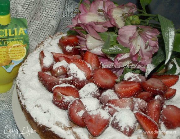 Миндальный пирог с клубникой