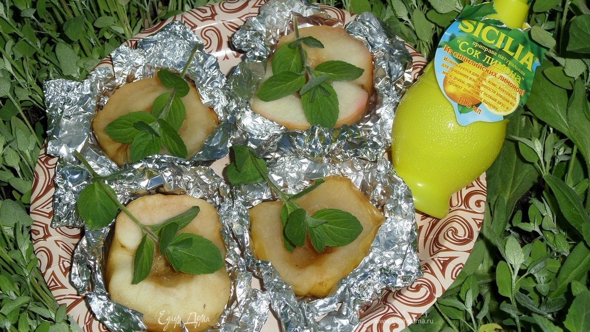 Яблоки в фольге на углях