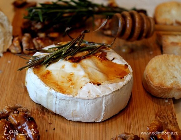 Камамбер на гриле с карамелизированными грецкими орехами Камамбер на гриле с карамелизированными грецкими орехами