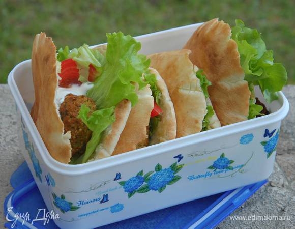 Фалафель в пите с салатом и помидором 