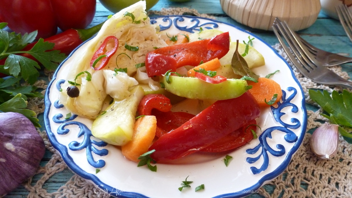 Овощи, маринованные с яблоком и корицей