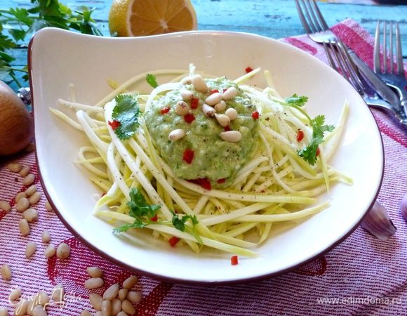 Спагетти из кабачка под соусом из авокадо Спагетти из кабачка под соусом из авокадо