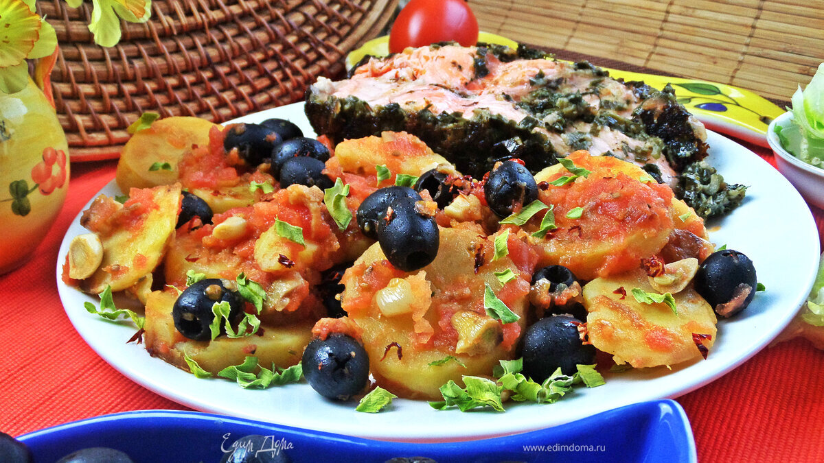 Лосось в зелени с томатным картофелем