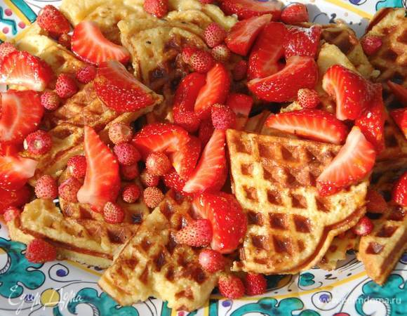 Вафли из бриоши с клубникой и земляникой Вафли из бриоши с клубникой и земляникой