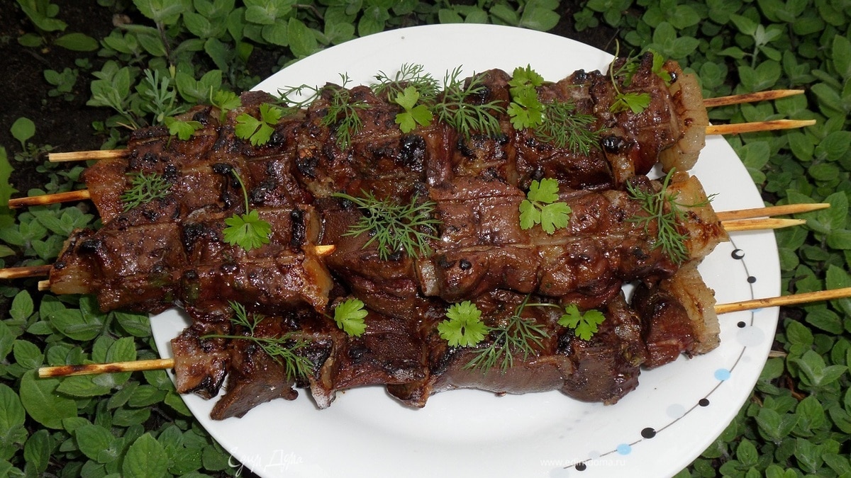 Шашлычки из печени с салом на шпажках