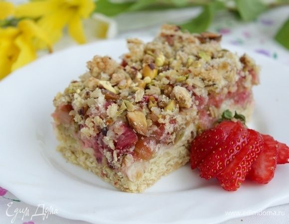 Пирог с ревенем, клубникой и фисташками Пирог с ревенем, клубникой и фисташками