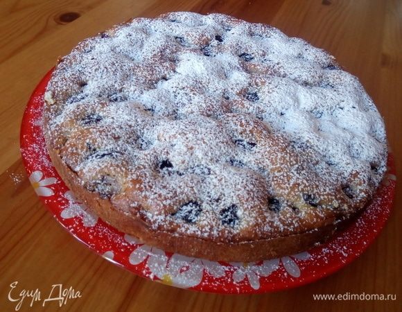 Простой пирог с черешней и шоколадом