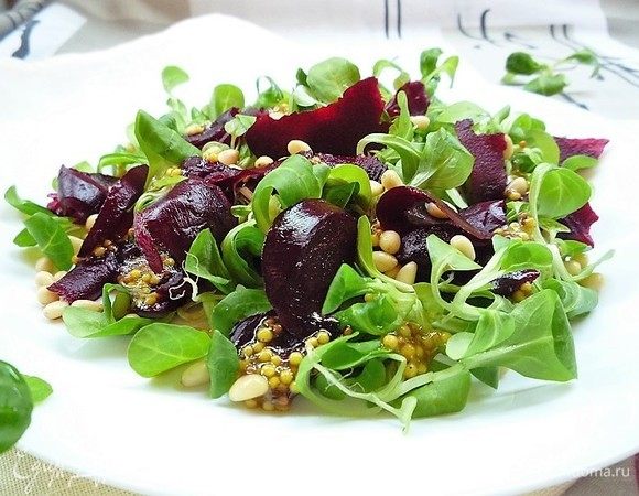 Сашими из свеклы с салатом корн и горчичной заправкой