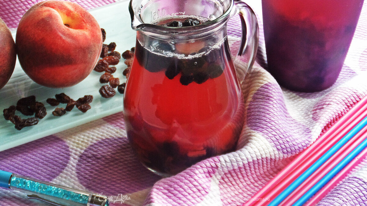 Компот из ревеня, черноплодки и изюма