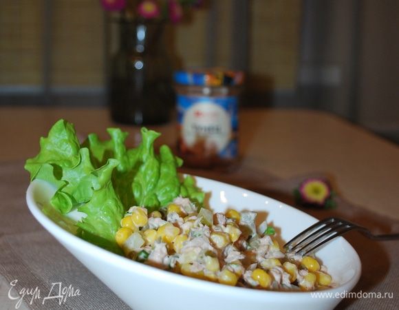  Салат с тунцом и маринованными огурцами