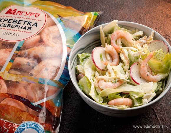 Утренний салат с омлетом и креветками