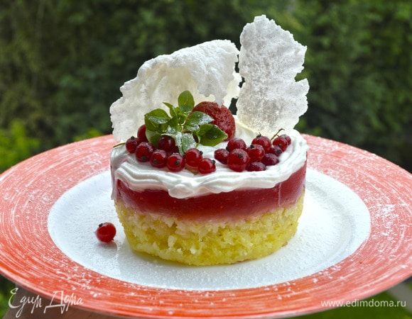 Рисовый пудинг с ягодами, желе и чипсами