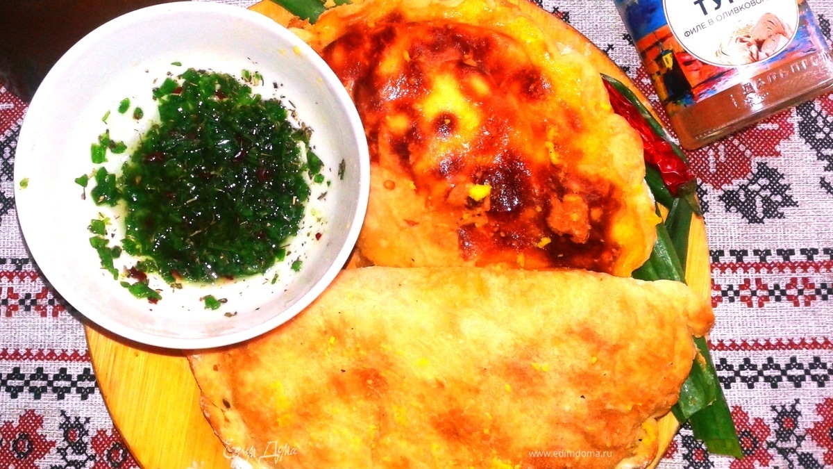 Эмпанадас с тунцом и маринованным желтком