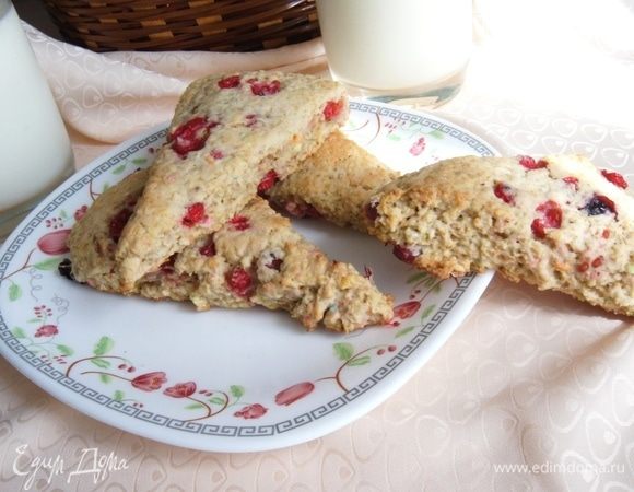 Овсяно-кокосовые сконы со смородиной