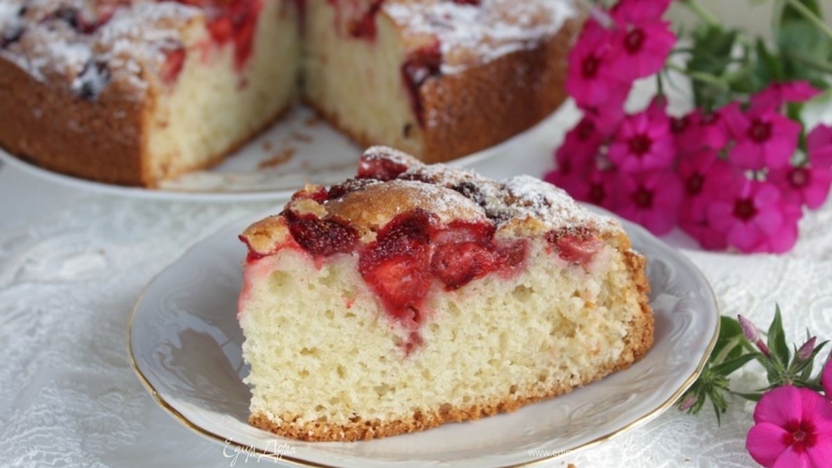 Деревенский пирог с клубникой