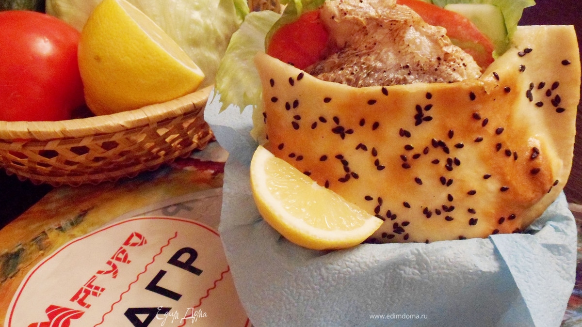 Балык экмек (лепешка с рыбой и овощами)