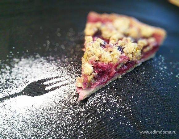 Сливовый тарт с фисташковым штрейзелем Сливовый тарт с фисташковым штрейзелем