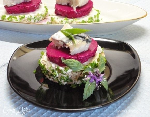 Канапе с сельдью и муссом из свеклы Канапе с сельдью и муссом из свеклы