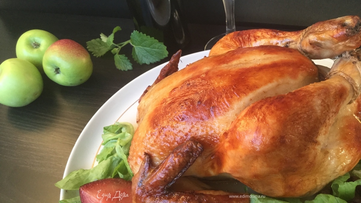 Курица с яблоками и сливами