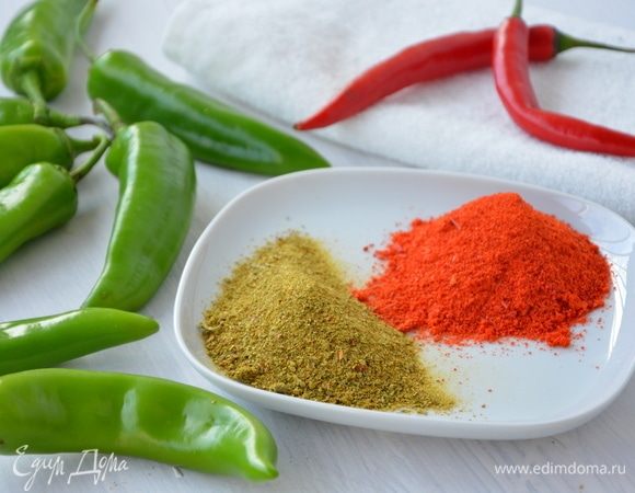 Острые красный и зеленый перцы Острые красный и зеленый перцы