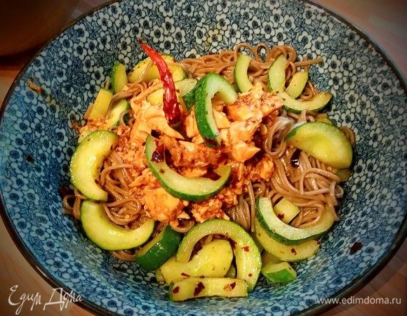 Азиатский салат из собы и курицы